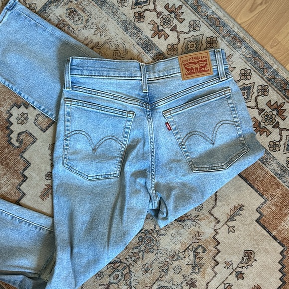 Stretchy Levi’s - Picture 3 of 3